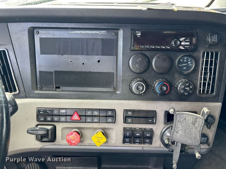 image for item YA0634 2019 Freightliner Cascadia 126 semi truck