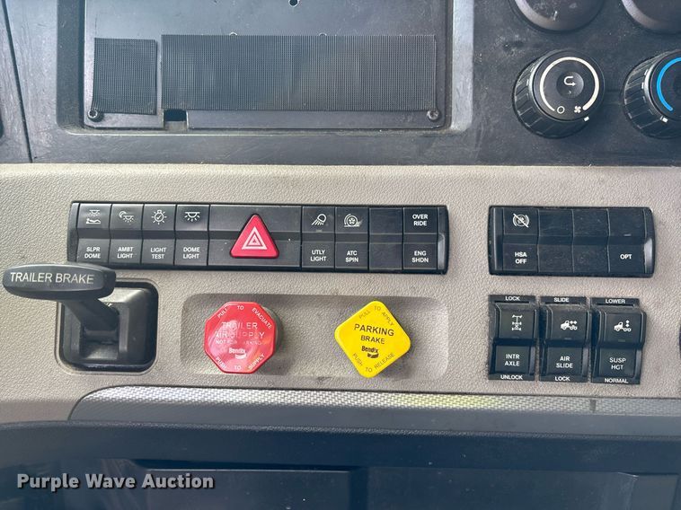 image for item YA0634 2019 Freightliner Cascadia 126 semi truck