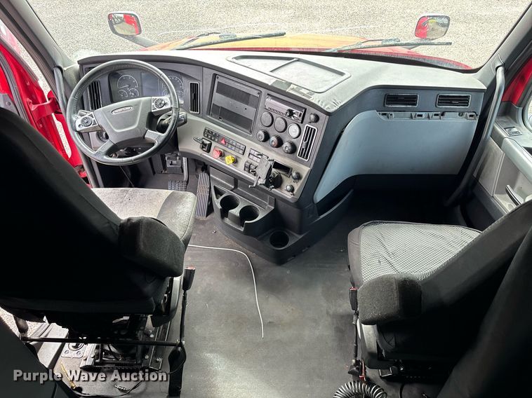 image for item YA0634 2019 Freightliner Cascadia 126 semi truck