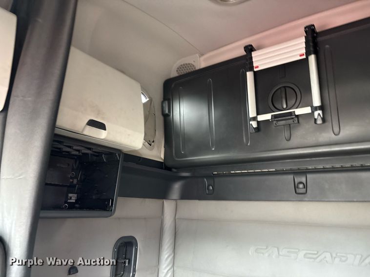 image for item YA0634 2019 Freightliner Cascadia 126 semi truck