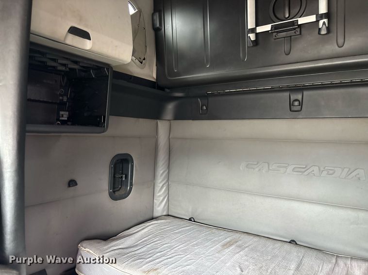 image for item YA0634 2019 Freightliner Cascadia 126 semi truck