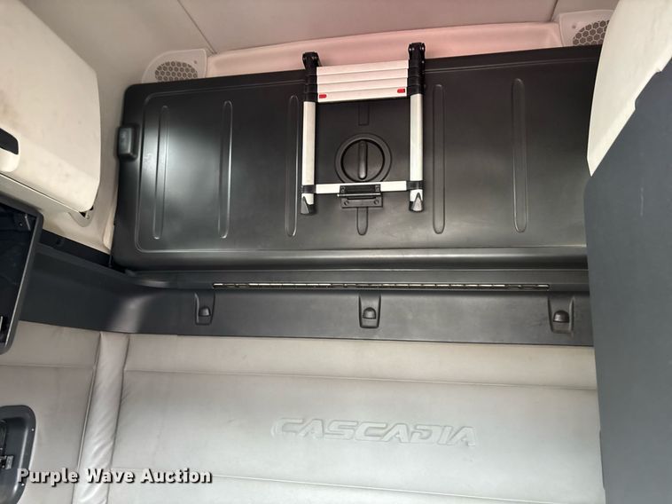 image for item YA0634 2019 Freightliner Cascadia 126 semi truck