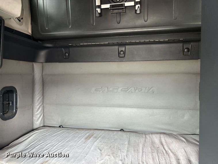 image for item YA0634 2019 Freightliner Cascadia 126 semi truck