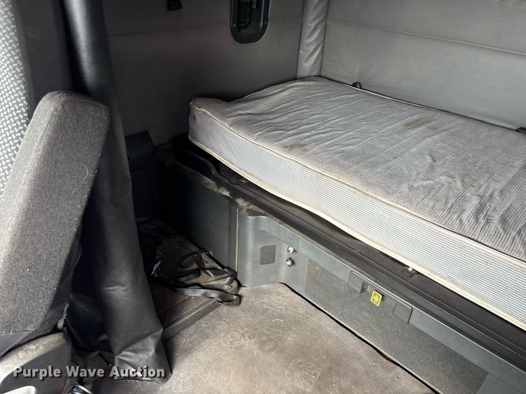 image for item YA0634 2019 Freightliner Cascadia 126 semi truck