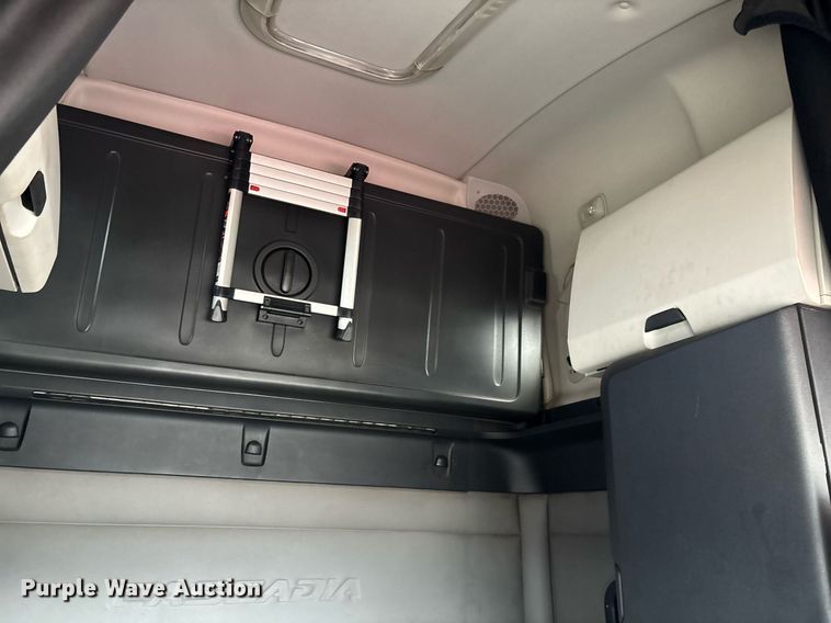 image for item YA0634 2019 Freightliner Cascadia 126 semi truck