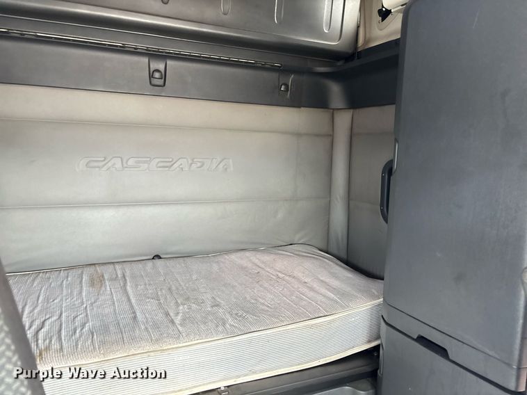 image for item YA0634 2019 Freightliner Cascadia 126 semi truck