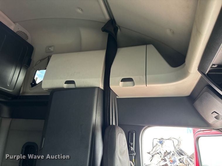 image for item YA0634 2019 Freightliner Cascadia 126 semi truck