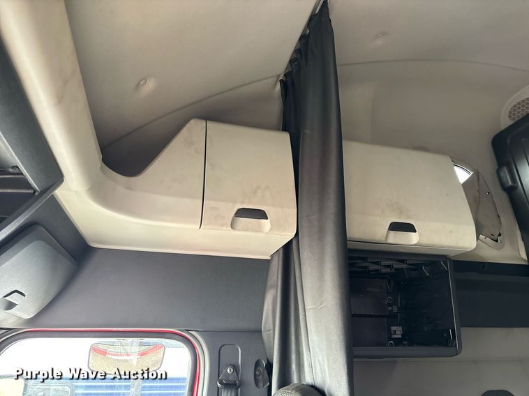 image for item YA0634 2019 Freightliner Cascadia 126 semi truck