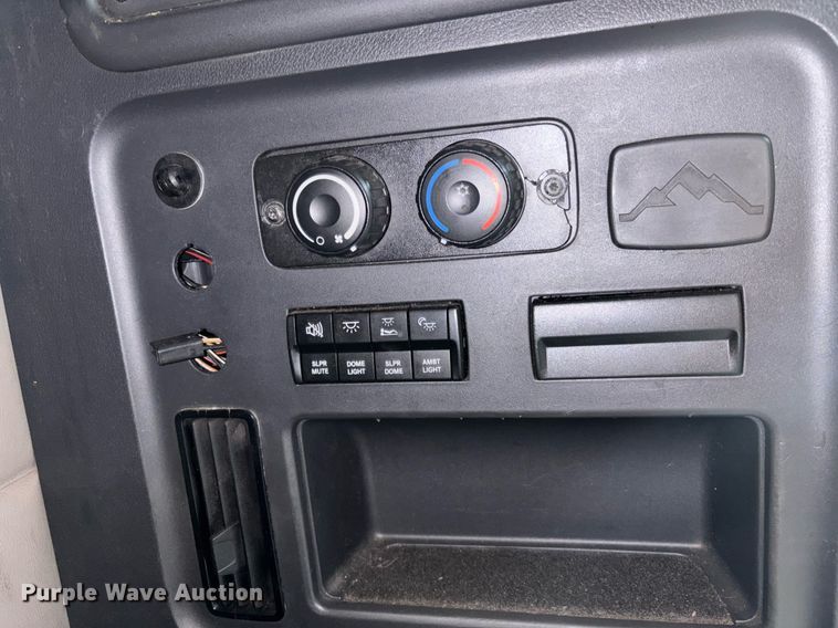 image for item YA0634 2019 Freightliner Cascadia 126 semi truck