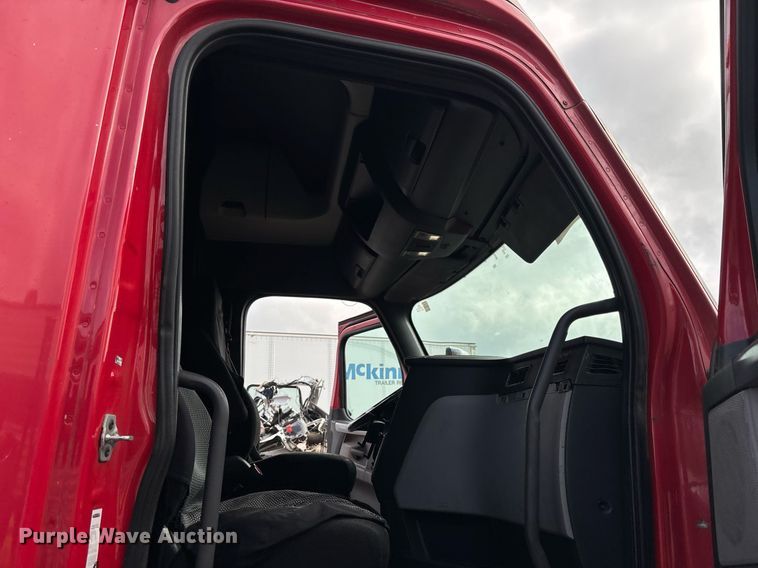 image for item YA0634 2019 Freightliner Cascadia 126 semi truck