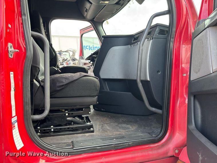 image for item YA0634 2019 Freightliner Cascadia 126 semi truck