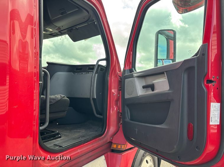 image for item YA0634 2019 Freightliner Cascadia 126 semi truck