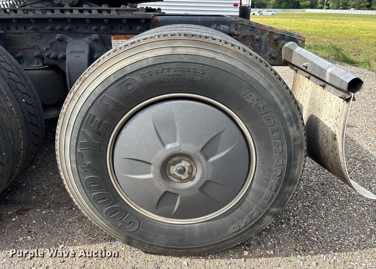 image for item YA0634 2019 Freightliner Cascadia 126 semi truck