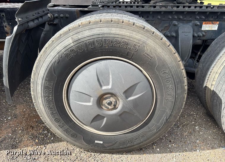 image for item YA0634 2019 Freightliner Cascadia 126 semi truck