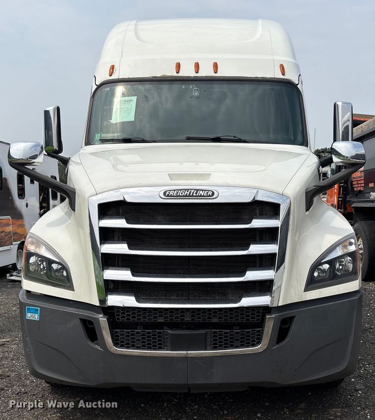 image for item YA0656 2020 Freightliner Cascadia semi truck