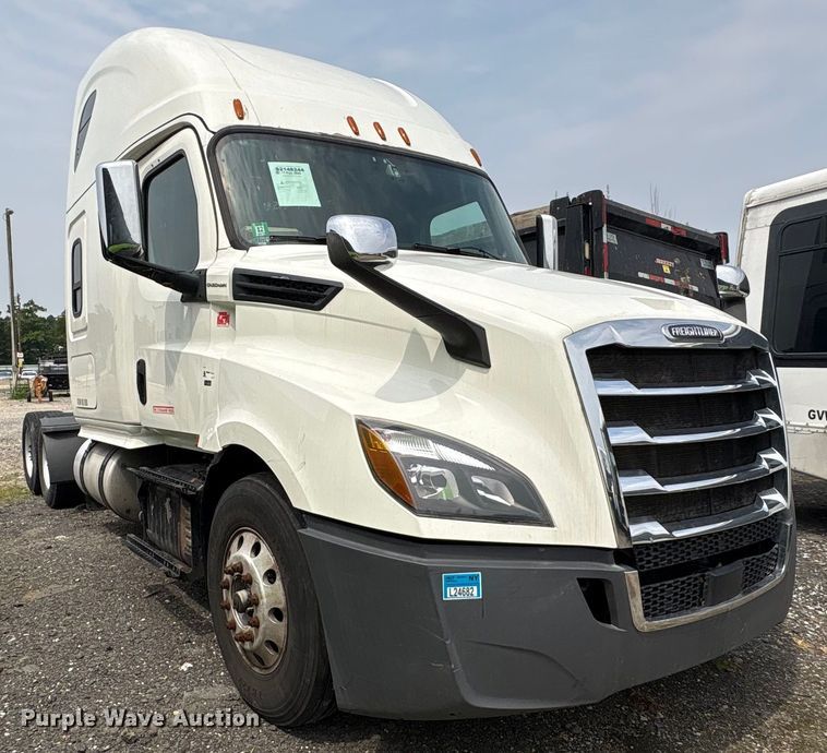 image for item YA0656 2020 Freightliner Cascadia semi truck
