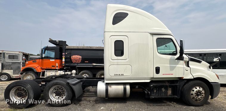 image for item YA0656 2020 Freightliner Cascadia semi truck