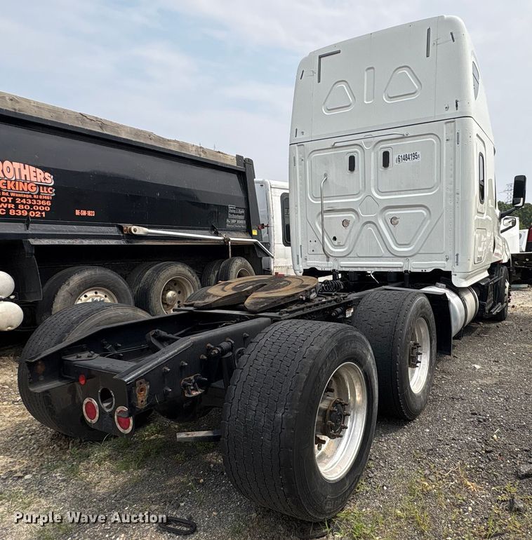 image for item YA0656 2020 Freightliner Cascadia semi truck