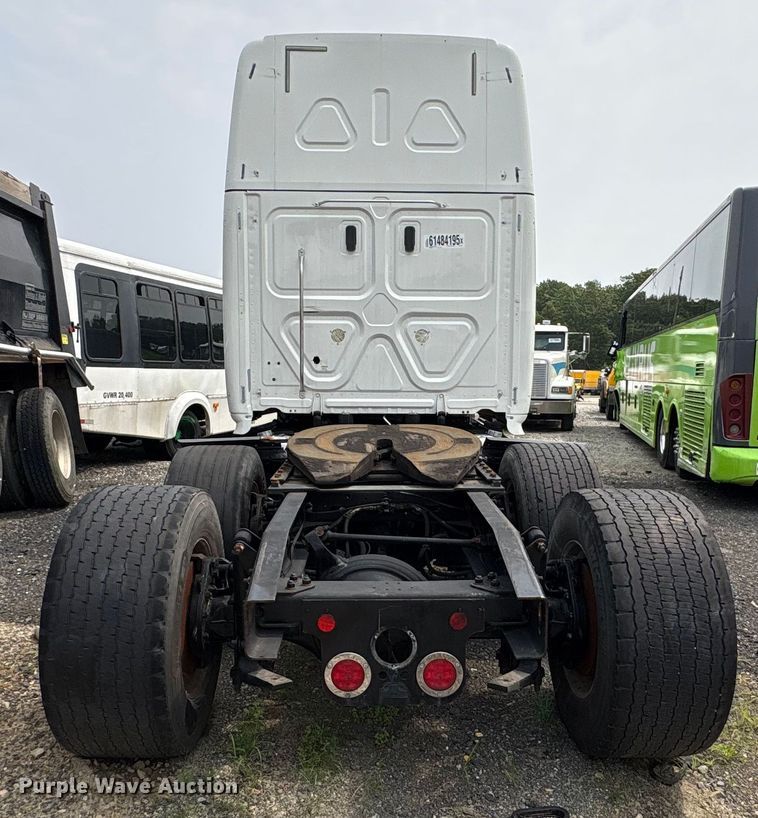 image for item YA0656 2020 Freightliner Cascadia semi truck