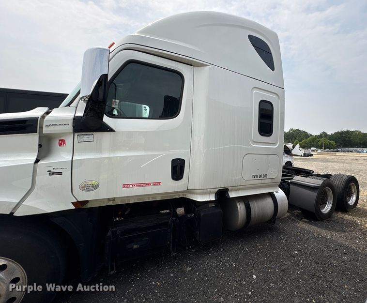 image for item YA0656 2020 Freightliner Cascadia semi truck