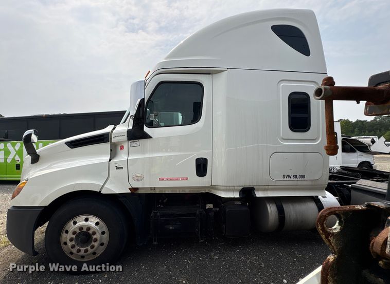 image for item YA0656 2020 Freightliner Cascadia semi truck