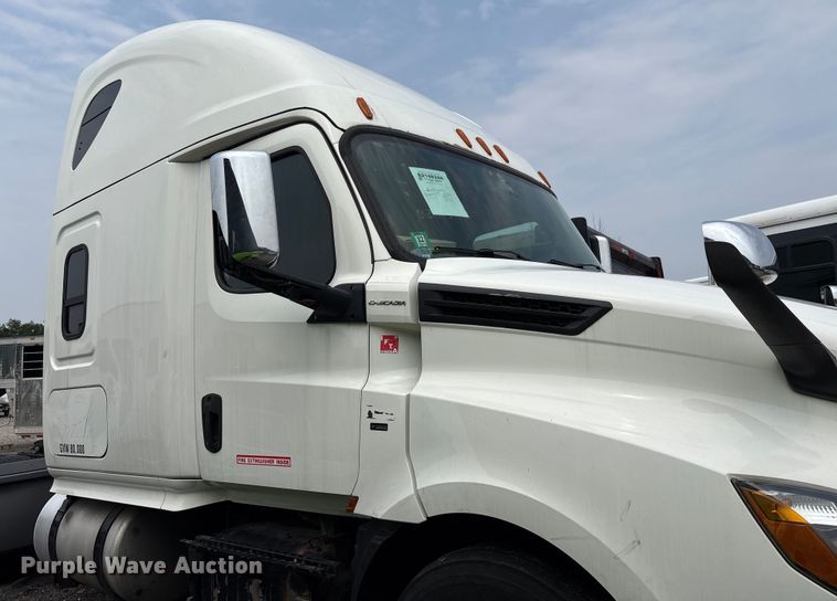 image for item YA0656 2020 Freightliner Cascadia semi truck