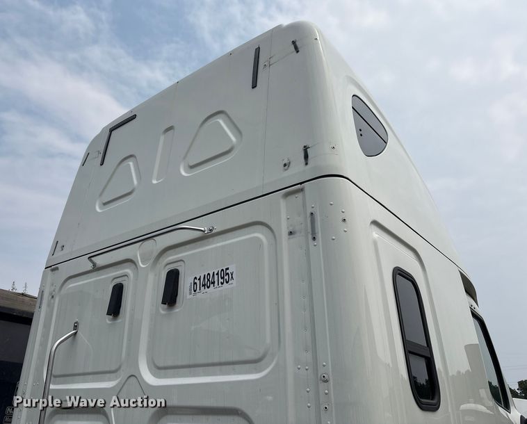 image for item YA0656 2020 Freightliner Cascadia semi truck