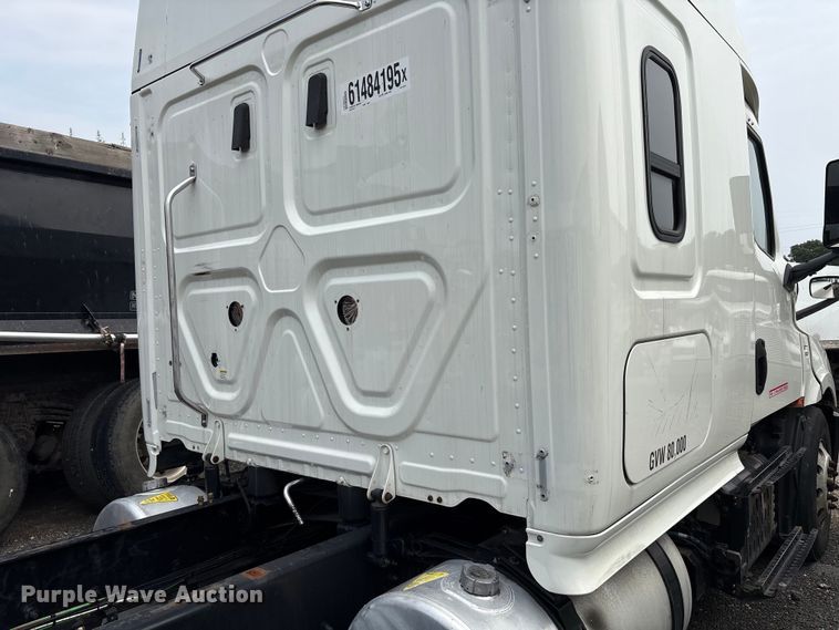 image for item YA0656 2020 Freightliner Cascadia semi truck