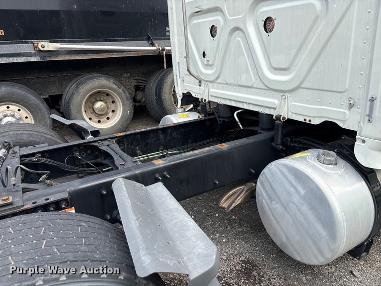 image for item YA0656 2020 Freightliner Cascadia semi truck