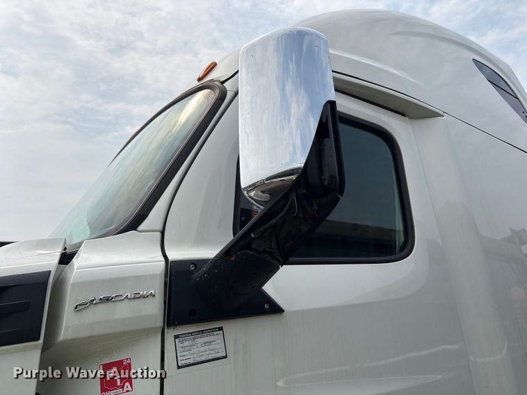 image for item YA0656 2020 Freightliner Cascadia semi truck