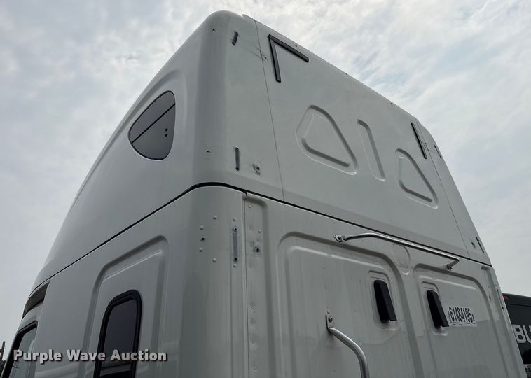 image for item YA0656 2020 Freightliner Cascadia semi truck