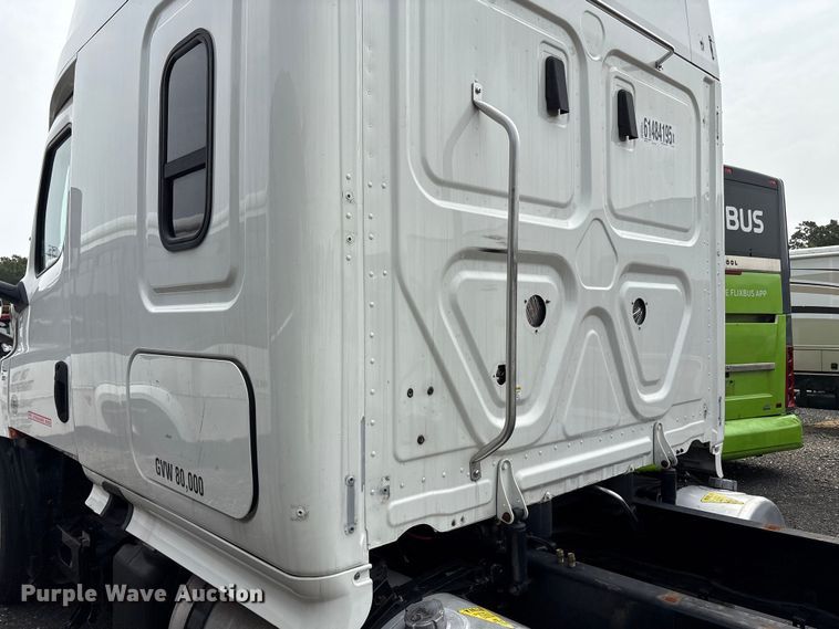 image for item YA0656 2020 Freightliner Cascadia semi truck