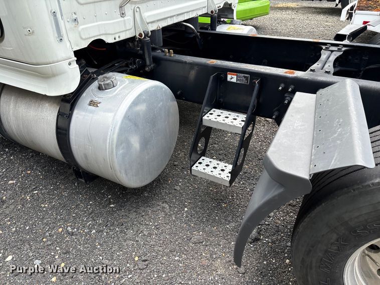 image for item YA0656 2020 Freightliner Cascadia semi truck