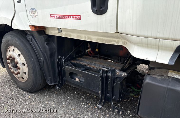 image for item YA0656 2020 Freightliner Cascadia semi truck