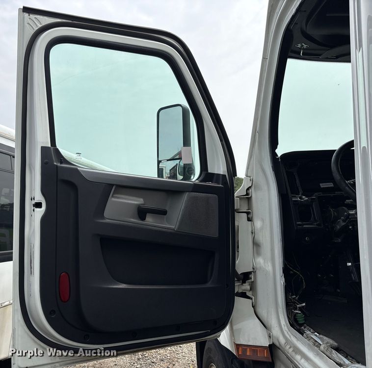 image for item YA0656 2020 Freightliner Cascadia semi truck