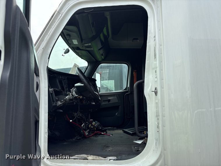 image for item YA0656 2020 Freightliner Cascadia semi truck