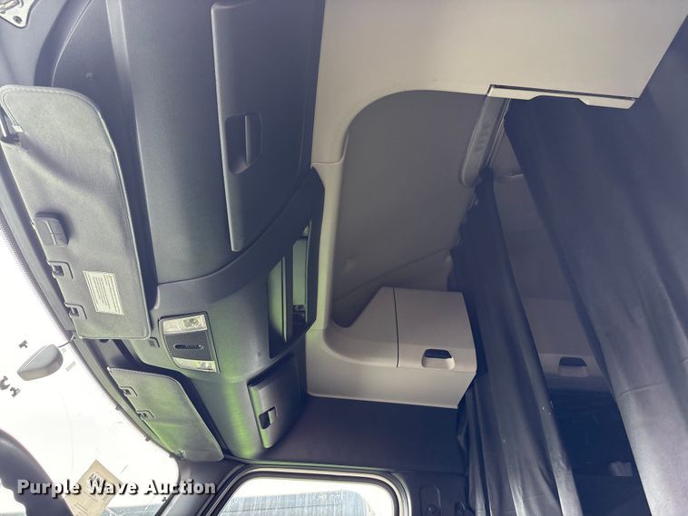 image for item YA0656 2020 Freightliner Cascadia semi truck