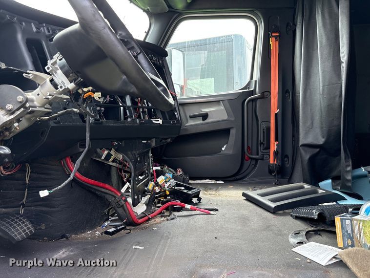 image for item YA0656 2020 Freightliner Cascadia semi truck