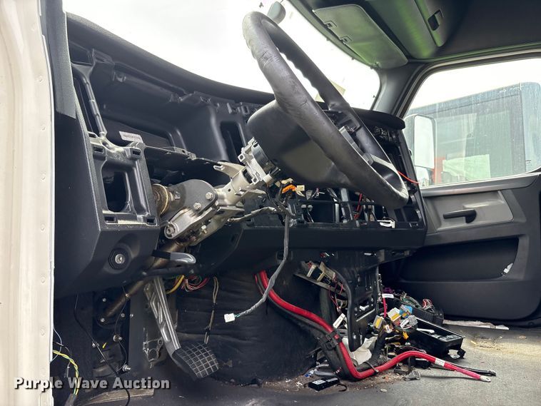 image for item YA0656 2020 Freightliner Cascadia semi truck