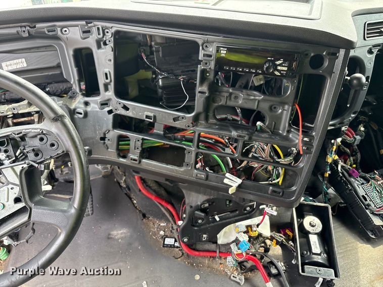 image for item YA0656 2020 Freightliner Cascadia semi truck