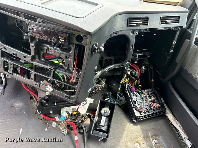 image for item YA0656 2020 Freightliner Cascadia semi truck