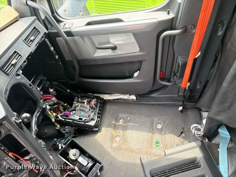 image for item YA0656 2020 Freightliner Cascadia semi truck