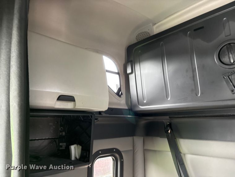 image for item YA0656 2020 Freightliner Cascadia semi truck