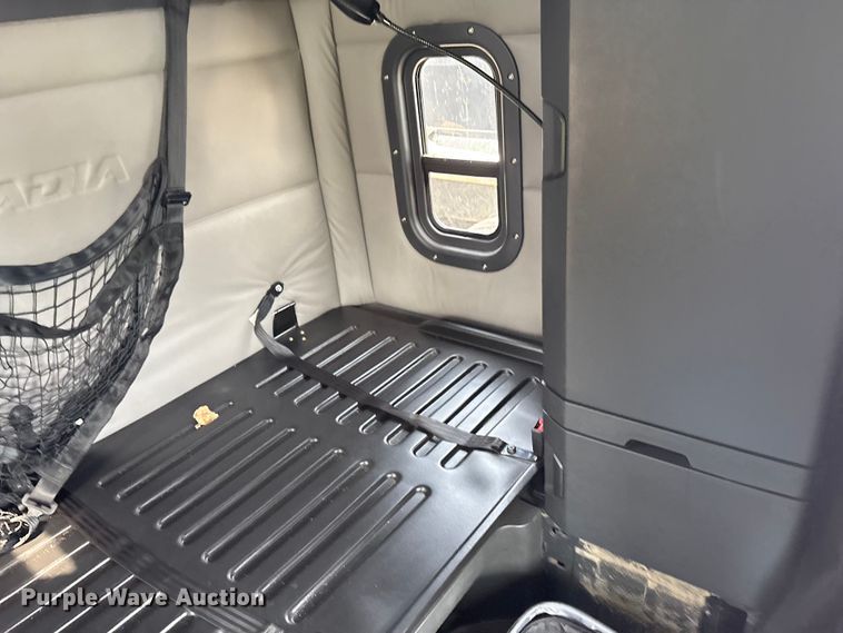 image for item YA0656 2020 Freightliner Cascadia semi truck