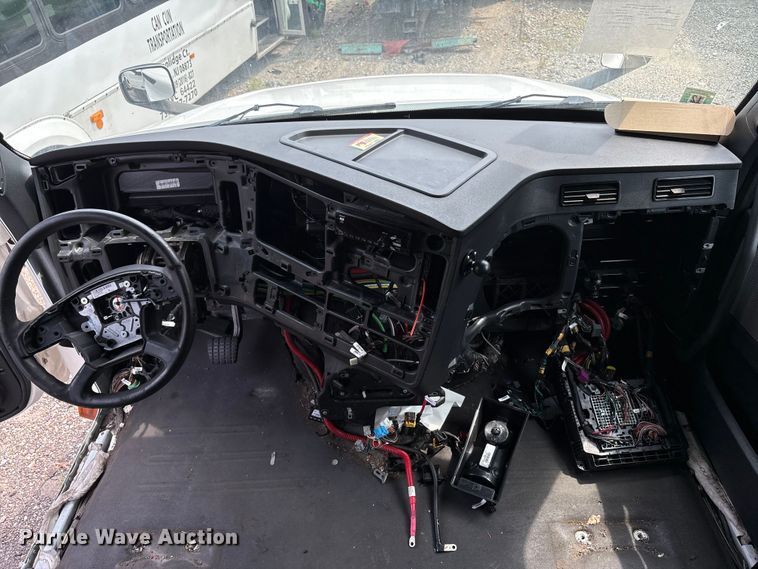 image for item YA0656 2020 Freightliner Cascadia semi truck