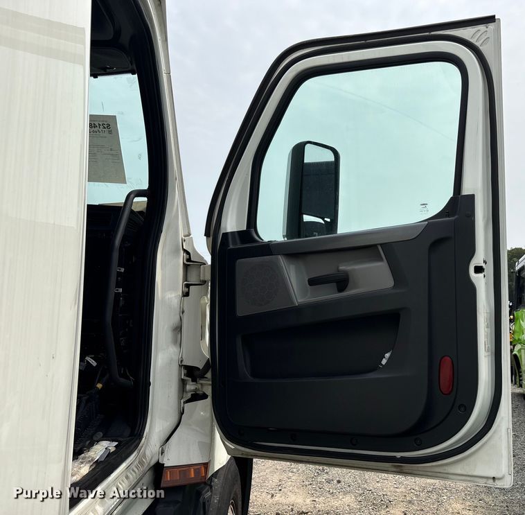 image for item YA0656 2020 Freightliner Cascadia semi truck