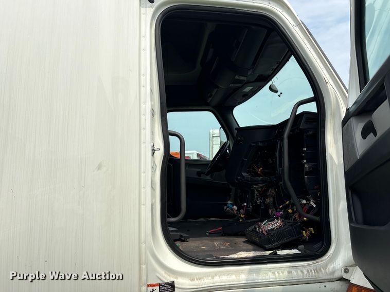 image for item YA0656 2020 Freightliner Cascadia semi truck