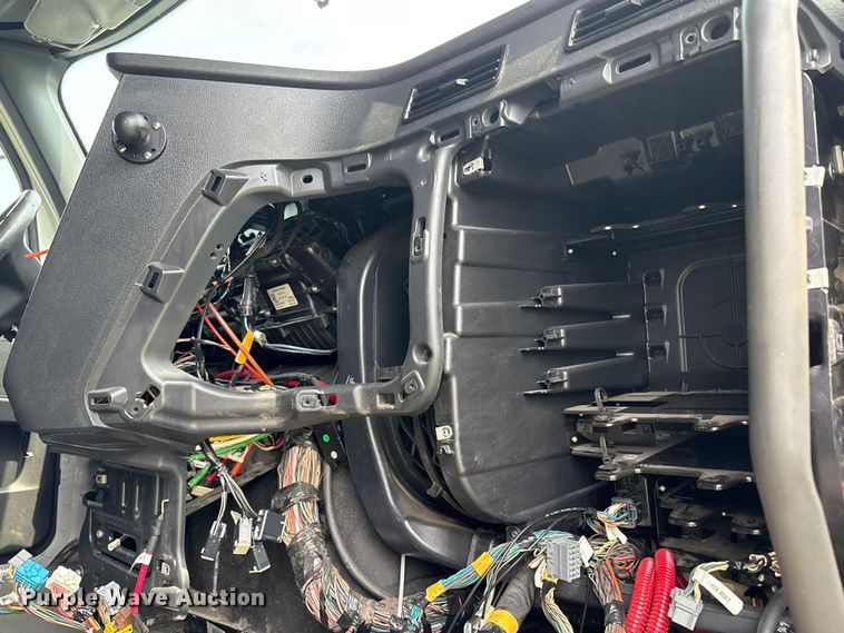 image for item YA0656 2020 Freightliner Cascadia semi truck