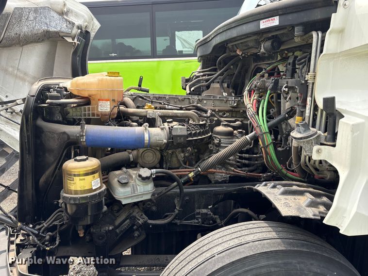 image for item YA0656 2020 Freightliner Cascadia semi truck