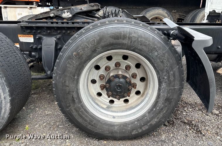 image for item YA0656 2020 Freightliner Cascadia semi truck